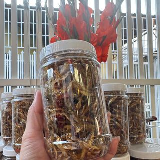 Cá cơm sê san rim tỏi ớt cay mặn vừa ăn, giòn, thơm, ngon, đưa cơm, có thể ăn vặt - hũ 200gr