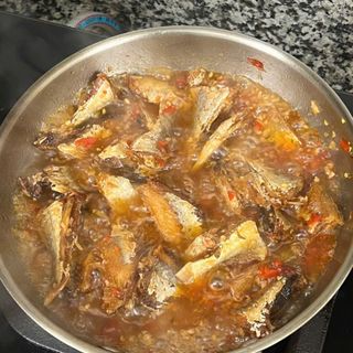 KHÔ CÁ HỒNG ( CÁ GÀ LỘT) RIM TỎI ỚT, cay mặn vừa phải, hợp ăn với cơm,xôi, cháo, bánh mì