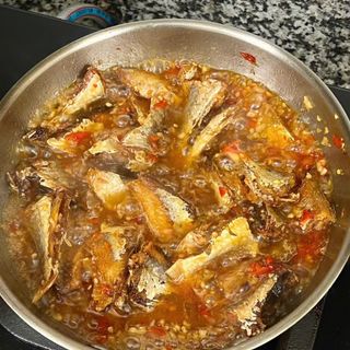 KHÔ CÁ HỒNG ( CÁ GÀ LỘT) RIM TỎI ỚT, cay mặn vừa phải, hợp ăn với cơm,xôi, cháo, bánh mì