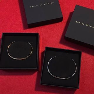 QUÀ VALENTINE CUFF CAO CẤP DANIEL W MỎNG KHẮC CHỮ HỘP NƠ