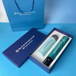 Set quà tặng bao gồm bình giữ nhiệt và ô dù (in theo yêu cầu)