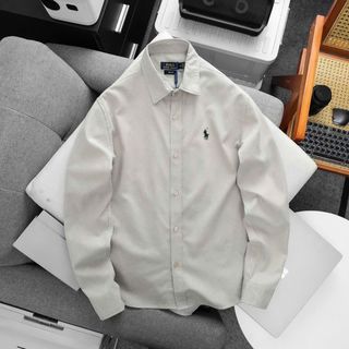 Sơ mi nam sọc nhấn họa tiết thêu logo tinh sảo tinh tế và độc đáo.