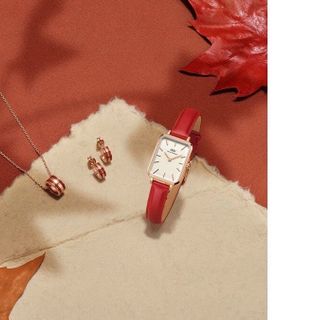 ĐỒNG HỒ NỮ CAO CẤP DANIEL W QUADRO PRESSED SUFFOLK DÂY DA ĐỎ CHỮ NHẬT HỘP NƠ TEM