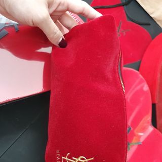 SALE SET QUÀ VALENTINE ĐỒNG HỒ SIÊU CẤP YXL HỘP TRÁI TIM ĐỎ KÈM BỘ MỸ PHẨM