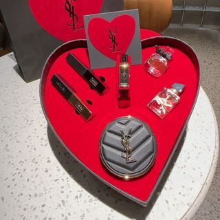 SALE SET QUÀ VALENTINE ĐỒNG HỒ SIÊU CẤP YXL HỘP TRÁI TIM ĐỎ KÈM BỘ MỸ PHẨM