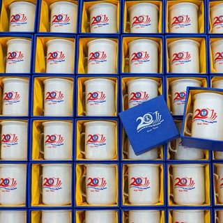 Ly sứ nắp ngọn lửa in logo – Dấu ấn kỷ niệm 20 năm THPT Lê Hồng Phong