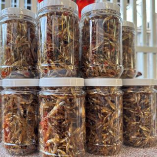 Cá cơm sê san rim tỏi ớt cay mặn vừa ăn, giòn, thơm, ngon, đưa cơm, có thể ăn vặt - hũ 200gr