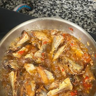 KHÔ CÁ HỒNG ( CÁ GÀ LỘT) RIM TỎI ỚT, cay mặn vừa phải, hợp ăn với cơm,xôi, cháo, bánh mì