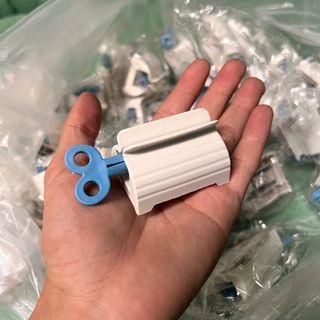Dụng Cụ Nặn Kem Đánh Răng Nhiều Màu Sắc Sang Trọng Cuộn Kẹp Ép Kem Đánh Răng - Giá Sỉ