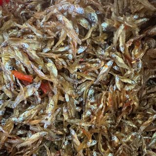 Cá cơm sê san rim tỏi ớt cay mặn vừa ăn, giòn, thơm, ngon, đưa cơm, có thể ăn vặt - hũ 200gr