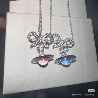 HOA TAI VÀ DÂY CHUYỀN SIÊU CẤP VIVIENN MẶT NƠ ĐÁ FULLBOX