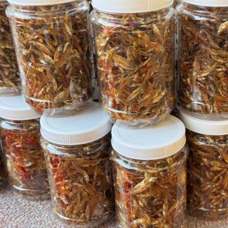 Cá cơm sê san rim tỏi ớt cay mặn vừa ăn, giòn, thơm, ngon, đưa cơm, có thể ăn vặt - hũ 200gr