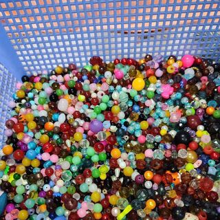 Gói 100 gram hạt mix nhiều loại như hình. Gồm đá và nhựa đủ loại... Giá 42k/1 gói 100gr tặng thêm 10 mét cước thun xõ chuỗi nha các bạn