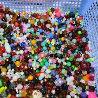 Gói 100 gram hạt mix nhiều loại như hình. Gồm đá và nhựa đủ loại... Giá 42k/1 gói 100gr tặng thêm 10 mét cước thun xõ chuỗi nha các bạn