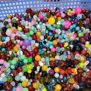 Gói 100 gram hạt mix nhiều loại như hình. Gồm đá và nhựa đủ loại... Giá 42k/1 gói 100gr tặng thêm 10 mét cước thun xõ chuỗi nha các bạn