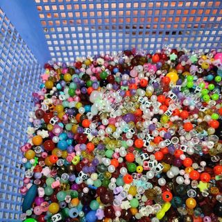 Gói 100 gram hạt mix nhiều loại như hình. Gồm đá và nhựa đủ loại... Giá 42k/1 gói 100gr tặng thêm 10 mét cước thun xõ chuỗi nha các bạn