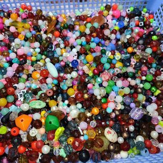 Gói 100 gram hạt mix nhiều loại như hình. Gồm đá và nhựa đủ loại... Giá 42k/1 gói 100gr tặng thêm 10 mét cước thun xõ chuỗi nha các bạn