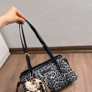 TÚI ĐEO VAI HỌA TIẾT DA BEO PHỐI MÓC KHÓA KITTY SIÊU XINH - PIPI STORE