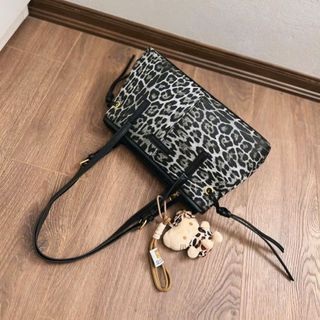 TÚI ĐEO VAI HỌA TIẾT DA BEO PHỐI MÓC KHÓA KITTY SIÊU XINH - PIPI STORE