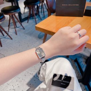 ĐỒNG HỒ NỮ CAO CẤP D WELLINGTON QUARDO DÂY LƯỚI CN BẠC MẶT XÁM HỘP NƠ TEM