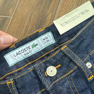 Quần short Jean nam. Độ dày vừa vặn, form chuẩn thoải mái, nhấn nhá logo  Thêu sắc nét .