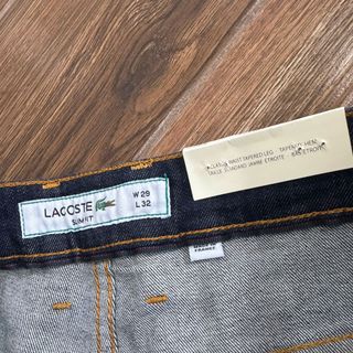 Quần short Jean nam. Độ dày vừa vặn, form chuẩn thoải mái, nhấn nhá logo  Thêu sắc nét .