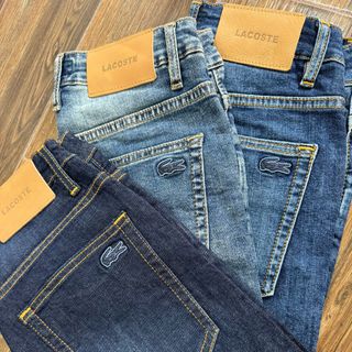 Quần short Jean nam. Độ dày vừa vặn, form chuẩn thoải mái, nhấn nhá logo  Thêu sắc nét .