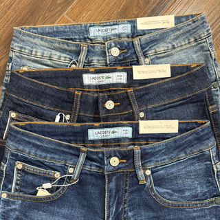 Quần short Jean nam. Độ dày vừa vặn, form chuẩn thoải mái, nhấn nhá logo  Thêu sắc nét .