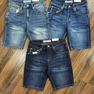 Quần short Jean nam. Độ dày vừa vặn, form chuẩn thoải mái, nhấn nhá logo  Thêu sắc nét .