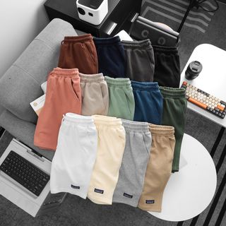 Mẫu quần nỉ cua xịn, mềm mịn. Logo dệt chuẩn hãng, form ngang gối trẻ trung.