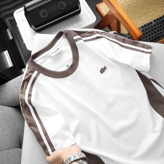 Áo thun nam, logo thêu sắc nét tĩ mĩ.