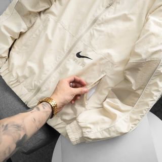 Khoác  dù nam. Chất liệu dù nhăn, ống tay may phối lé.