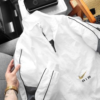 Khoác  dù nam. Chất liệu dù nhăn, ống tay may phối lé.