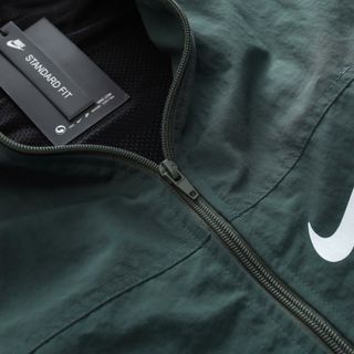 Khoác  dù nam. Chất liệu dù nhăn, ống tay may phối lé.