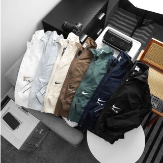 Khoác  dù nam. Chất liệu dù nhăn, ống tay may phối lé.