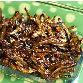 Cá cơm khô - không đầu, loại ngon, dày thịt, ít xương, chế biến được nhiều món ăn kèm với cơm. -1KG