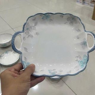 ĐĨA SỨ VUÔNG CÓ QUAI XOẮN HOA XANH (T40)