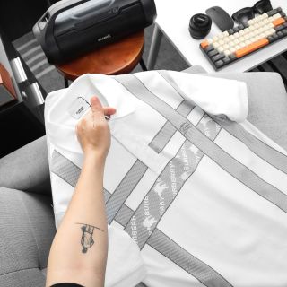 Áo thun polo nam. Vải Hãng dư cao cấp, sợi cotton dệt mềm mịn cấu thành chất vải có độ dày vừa phải.