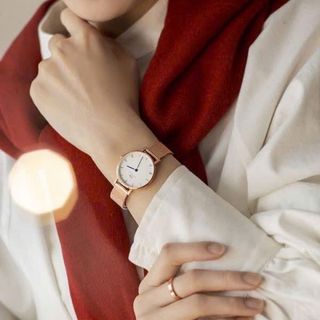 ĐỒNG HỒ NỮ CAO CẤP D WELLINGTON DÂY LƯỚI MẶT TRÒN LA MÃ HỘP NƠ TEM