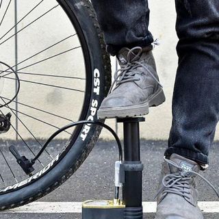 BƠM XE ĐẠP CHÂN ĐỨNG FOOT PUMP CÓ ĐỒNG HỒ