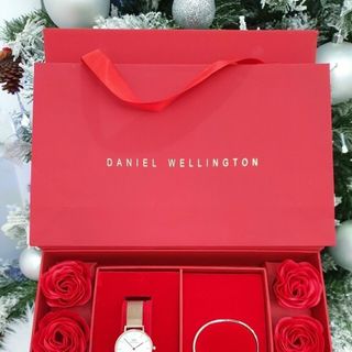 SET QUỐC TẾ PHỤ NỮ HỘP HOA HỒNG ĐỎ DANIEL W CAO CẤP DÂY LƯỚI PETITE VÀ CUFF