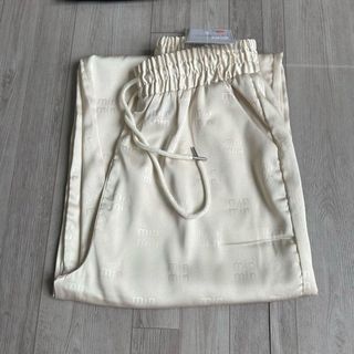 Quần lụa min min dáng suông chữ in , chất vải mềm mịn phong cách hàn quốc