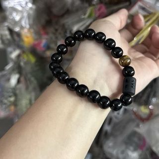 Chuoi deo tay 10ly thach anh. Đen 15k nha