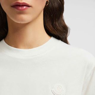 Mẫu áo thun nam thiết kế đơn giản, logo đồng màu áo. Chất cotton mềm mịn thoáng mát form Unisex nam nữ.