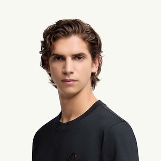 Mẫu áo thun nam thiết kế đơn giản, logo đồng màu áo. Chất cotton mềm mịn thoáng mát form Unisex nam nữ.