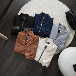 Áo khoác nam. logo thêu bo cổ cực đẹp , logo hãng thêu ngực sắt nét.