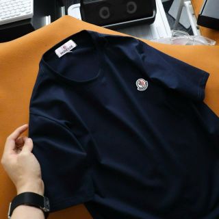 Mẫu áo thiết kế đơn giản, logo dệt may chắc chắn. Chất cotton mềm mịn thoáng mát.