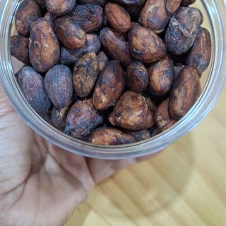 Hạt cacao lên men, phơi khô, rang mộc