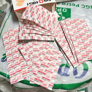 BĂNG CÁ NHÂN TIỆT TRÙNG Aid First và Bandage.