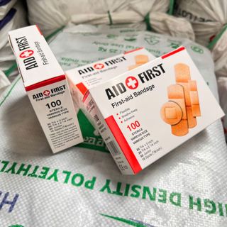 BĂNG CÁ NHÂN TIỆT TRÙNG Aid First và Bandage.